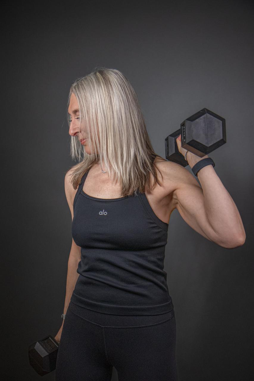 Luba training with dumbbells